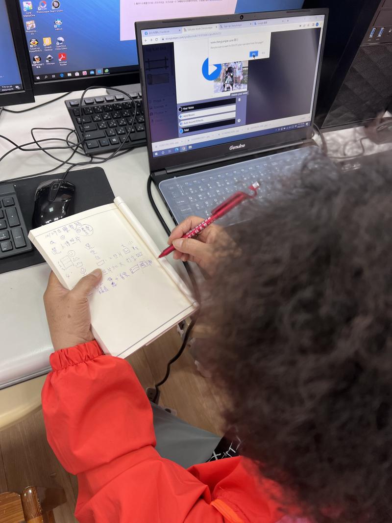 這堂是電子書課,因為使用的工具較複雜,所以學員們都很認真地拿了筆記出來將步驟記下