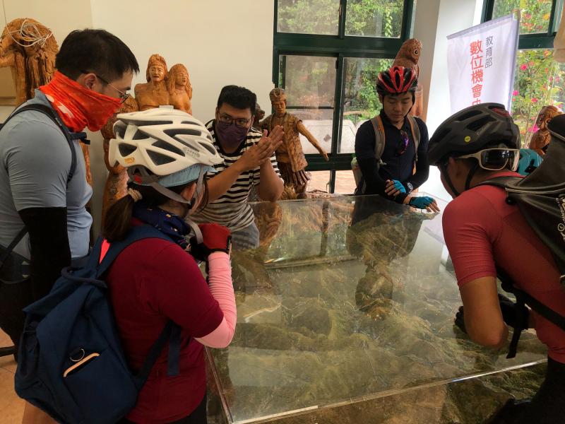 環教中心有旅客來訪，講師介紹環教中心