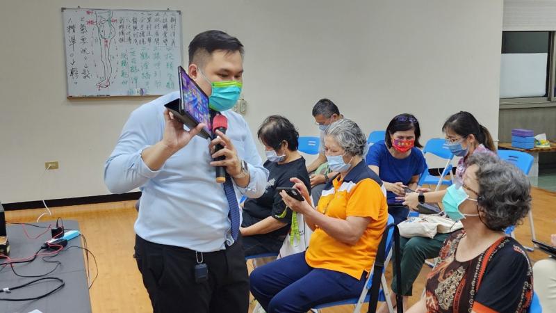 潮州DOC10.17潮庄數位i健康行動數位照護e級棒 在業青年願意投入志工行列 1年來接觸行動數位照護服務社區長輩 規劃年長者動動腦~益智遊戲 運動輔助app還有Google 雪莉一下，足方便! 風華潮庄電子書介紹、線上閱讀 讓大哥大姊學會