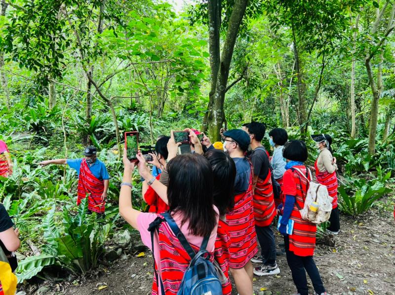 這次課程來到戶外進行拍攝，人手一支拍攝屬於自己的風格。