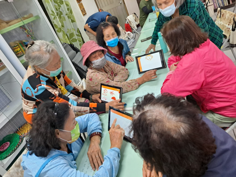 長輩們是第一次在平板畫畫,對自己的作品充滿自信