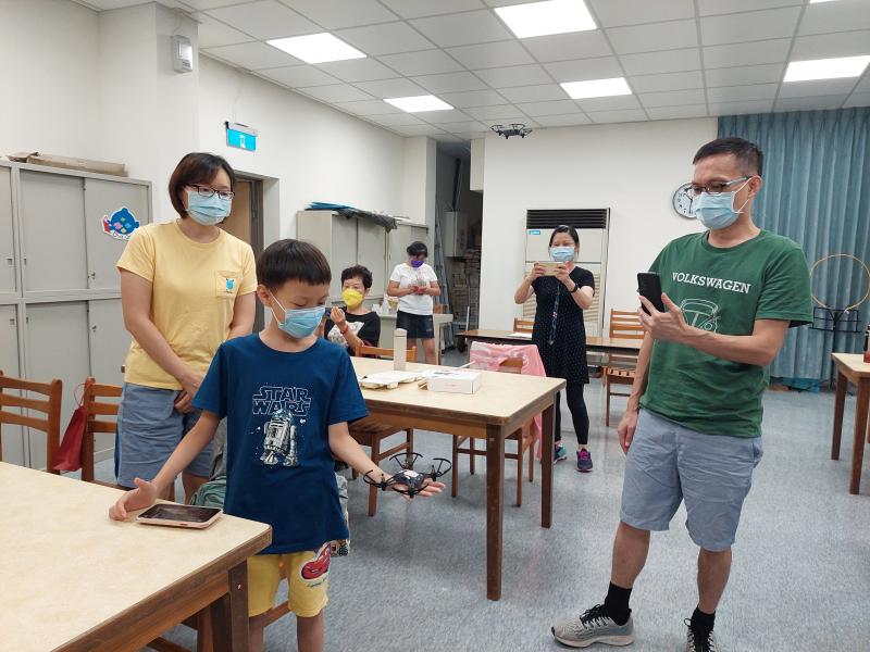 親子一起學習無人機