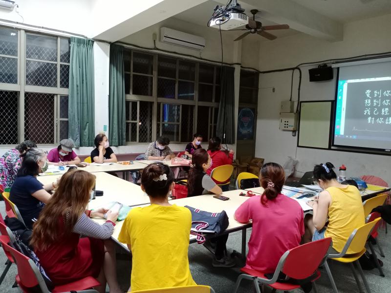 認真上課的學員們