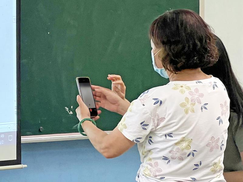 學員運用講師教學的攝影方式練習拍照