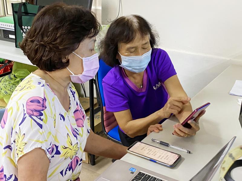 學員使用手機運用修圖軟體修整拍攝的照片