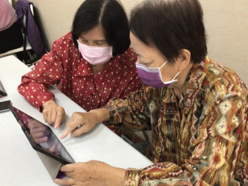 學員相互討論搜尋比對彼此資料正確性與否