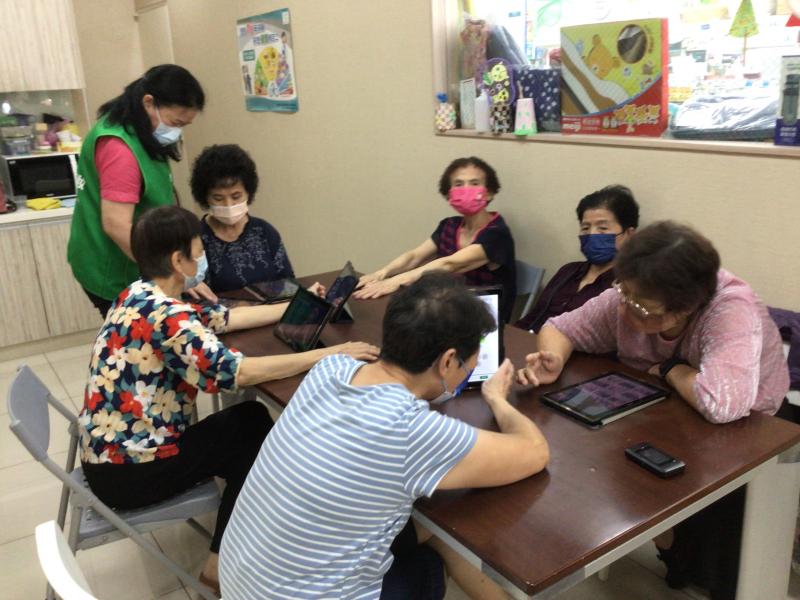 上課據點照服員協助學園課程進行