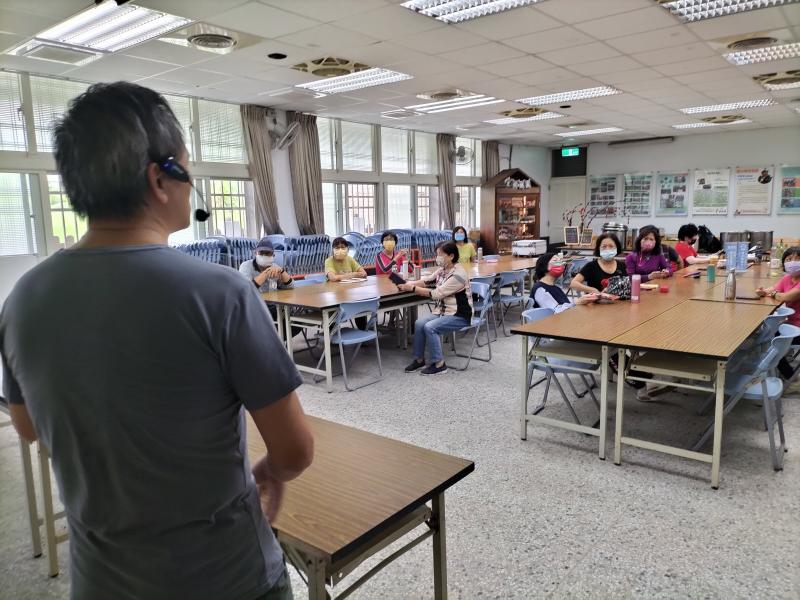 鄧講師的授課照