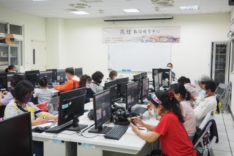 老師示範APP軟體，學員一邊認真聽課一邊操作APP軟體