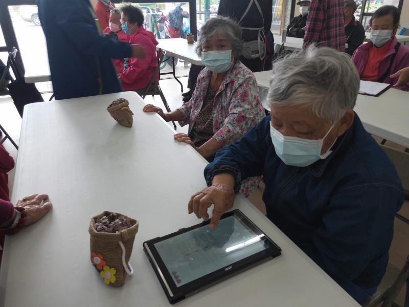 學員體驗平板的操作