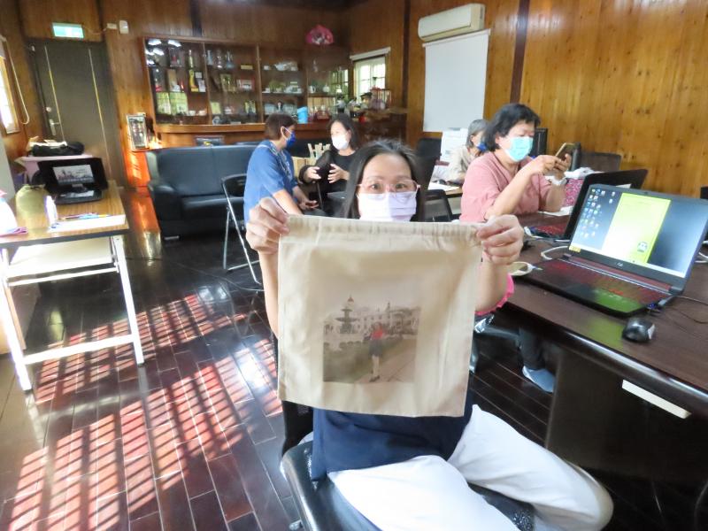 老師教學員認識.熱轉印是印製圖案於各種材質商品上的新方法