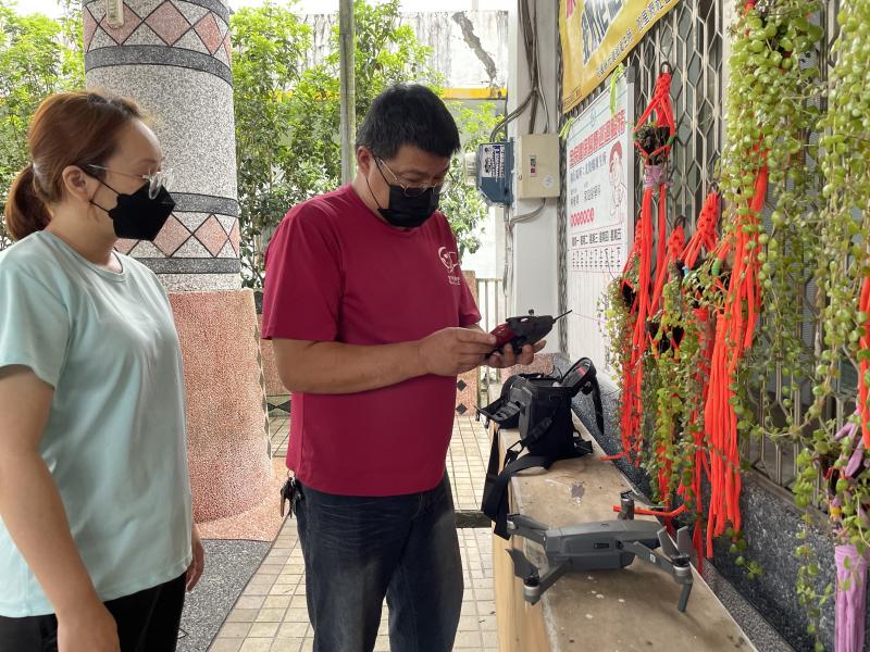 講師協助學員練習較大台的空拍機