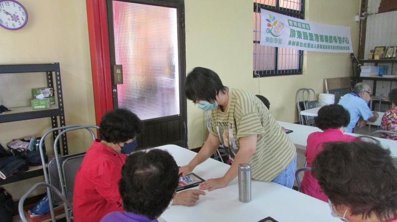 講師教學員使用水滴發票APP，不僅可以幫助記帳，還可以自動幫忙對獎，是一款實用性非常高的理財工具，學員們都非常喜歡這個記帳APP。