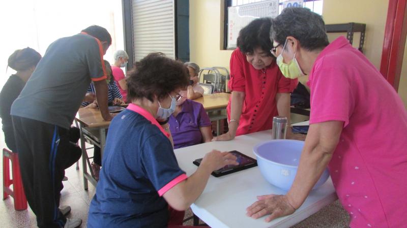 講師利用課餘時間，教學員玩動動頭腦的遊戲APP。