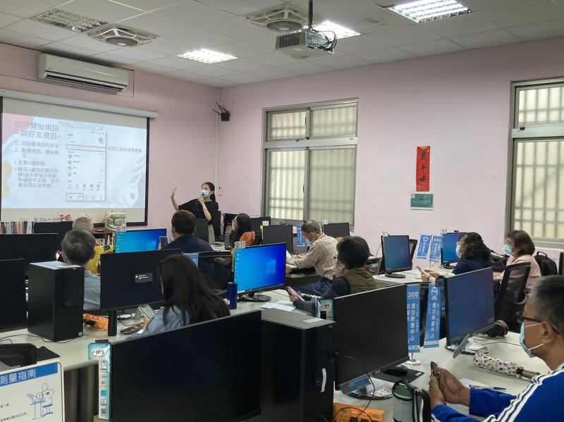 講師介紹課程中