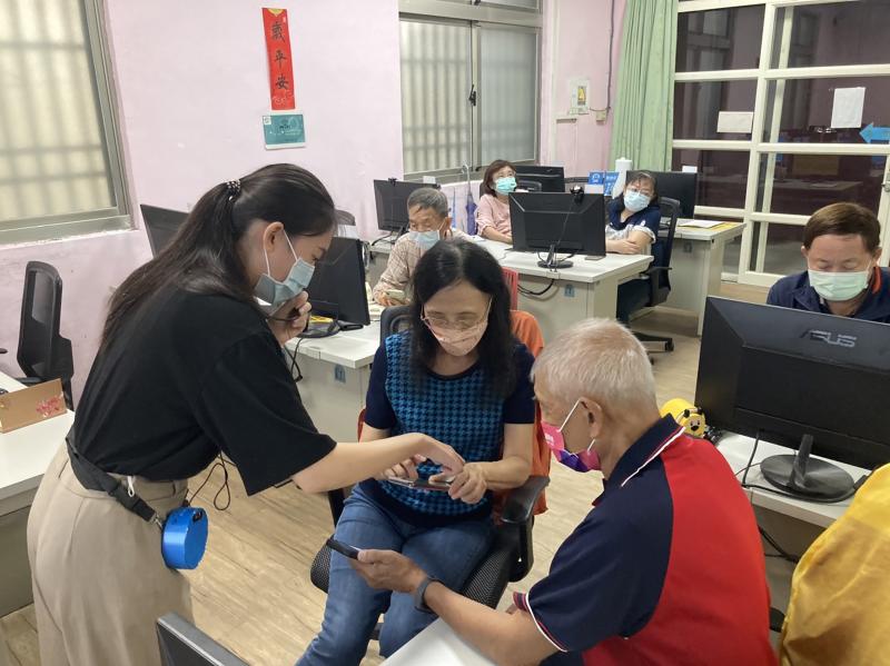 老師帶領同學們操作