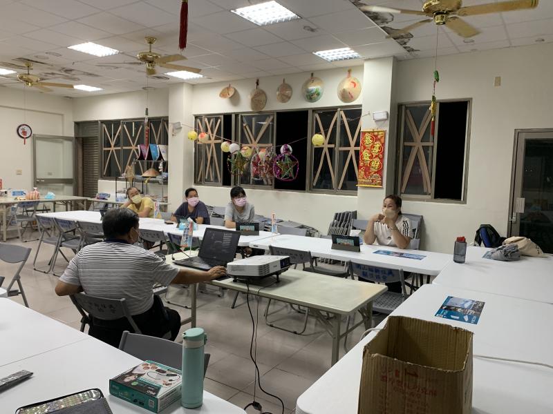 來到枋山鄉新住民關懷協會據點上課。