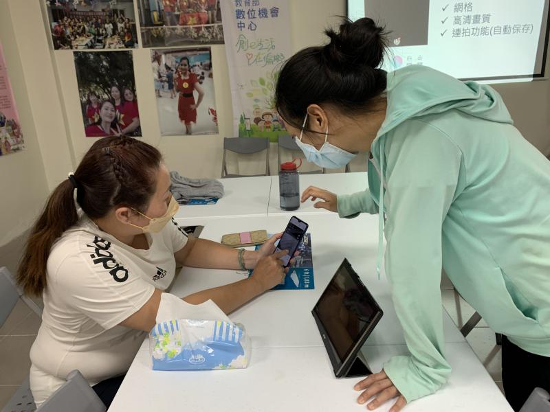 阿蓮是新嫁來的新住民，對數位學習相當有興趣。