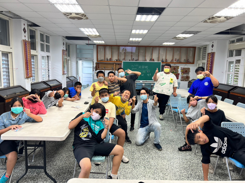 室內課程講師與學員互動超級棒