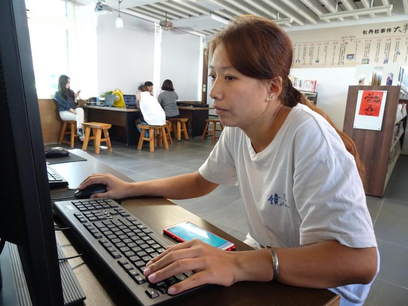 學員上機操作，設計自家的產品電子書