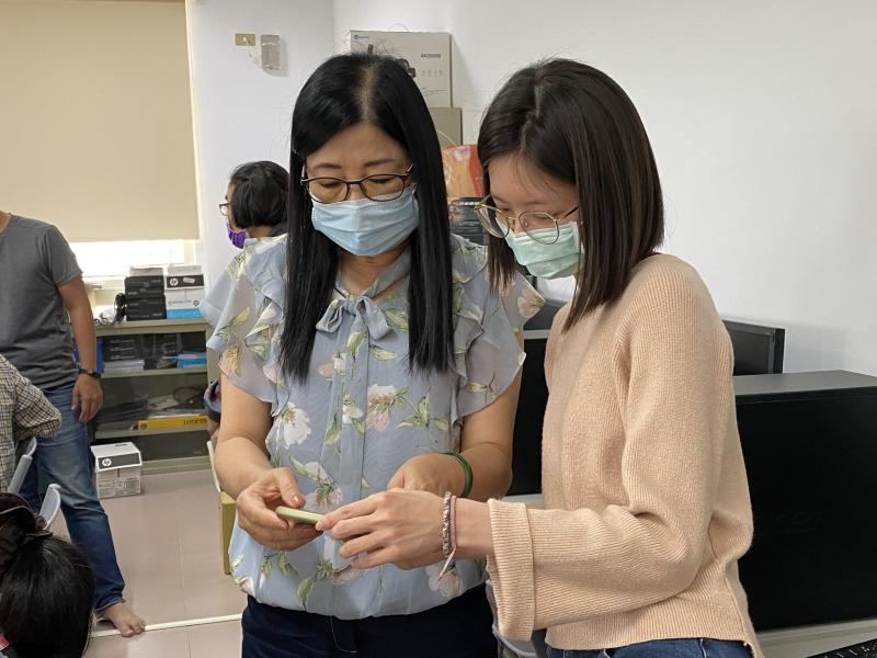 學員操作「天天記帳」軟體，不懂的地方就找DOC小老師。