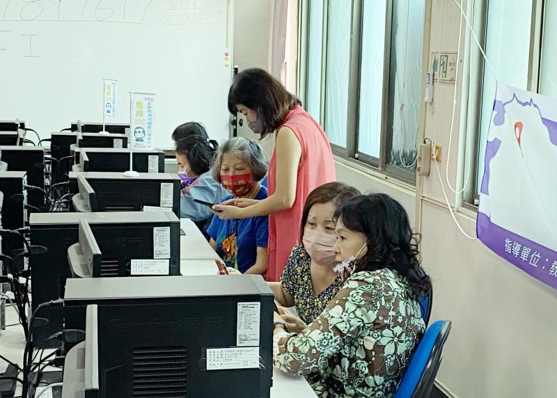 分組實作，學員互相討論，完成作品。