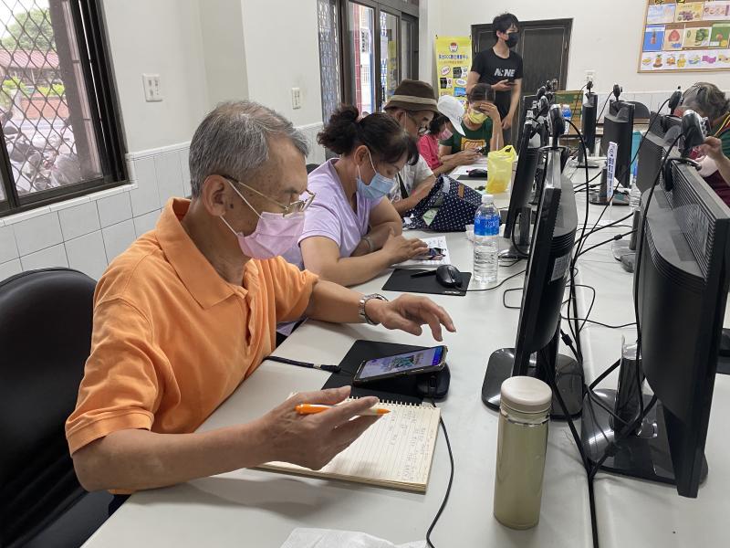 學員分工合作，完成電子書內容編輯。