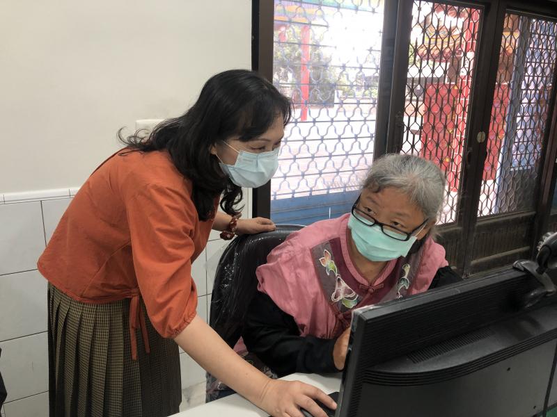 學員上機操作，使用數位工具製作個人生命故事繪本。