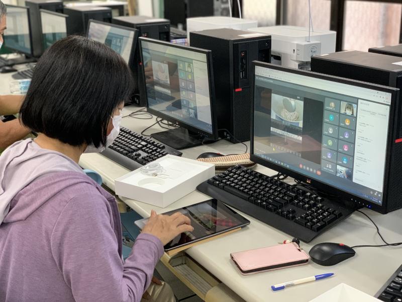 大家認真的練習運用剪輯軟體，將料理過程影像紀錄，轉為容易觀看的影音食譜。