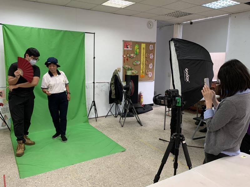 如何擺出美美時尚姿勢？跟著老師做就對了！