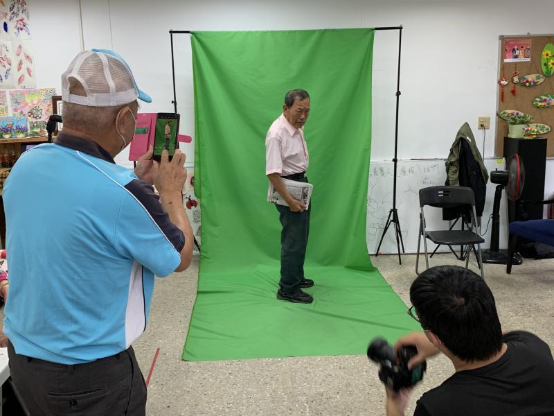 帥氣的叔叔與攝影小能手，不只當麻豆，也要練習拍出跟老師一樣好看的時尚照。