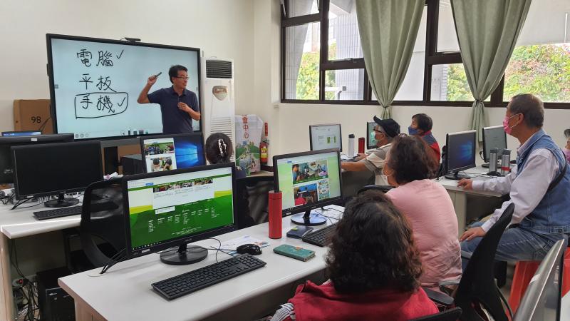 講師講述資安的重要性。