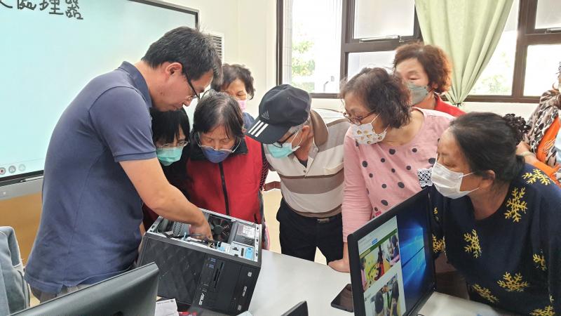 講師拆解硬體設備，讓學員更能看清楚資訊儲存的具體「位置」。