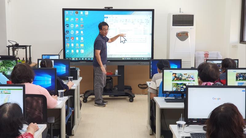 講師講述網路駭客入侵的方式與預防。