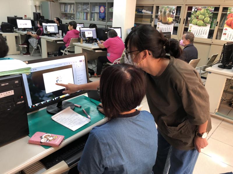 講師協助學員操作介面