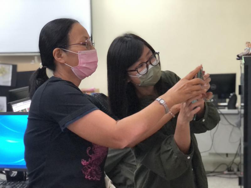 講師協助學員拍照