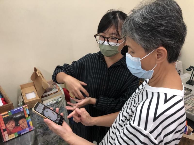 講師協助學員操作APP