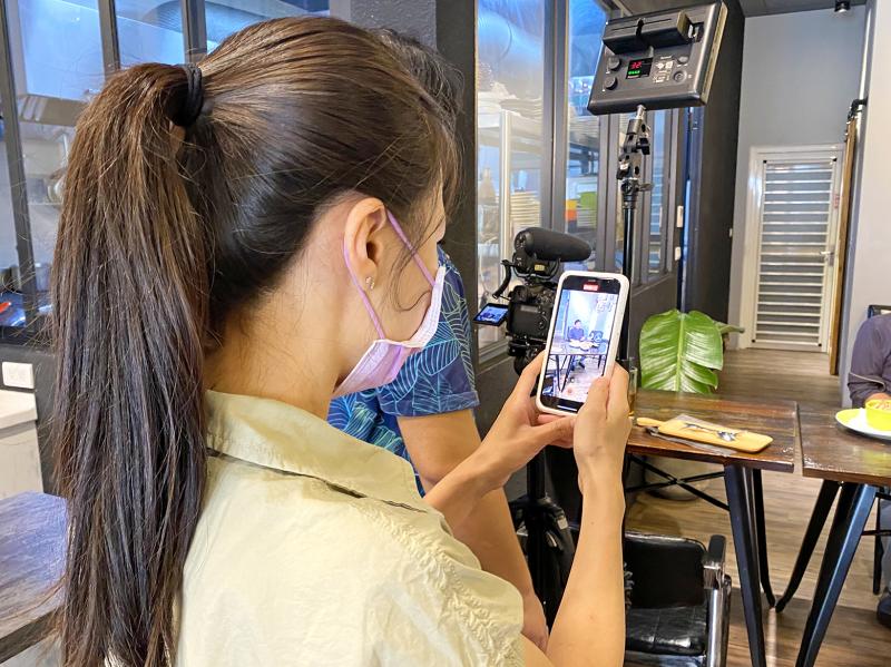 學員們使用相機、手機，練習拍攝行銷主角