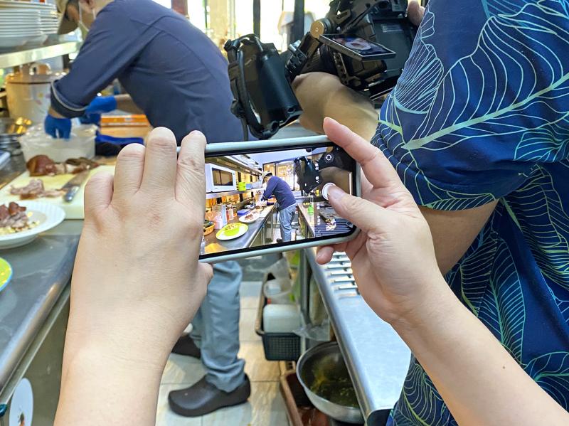 學員們拍攝店家料理花絮，作為行銷素材