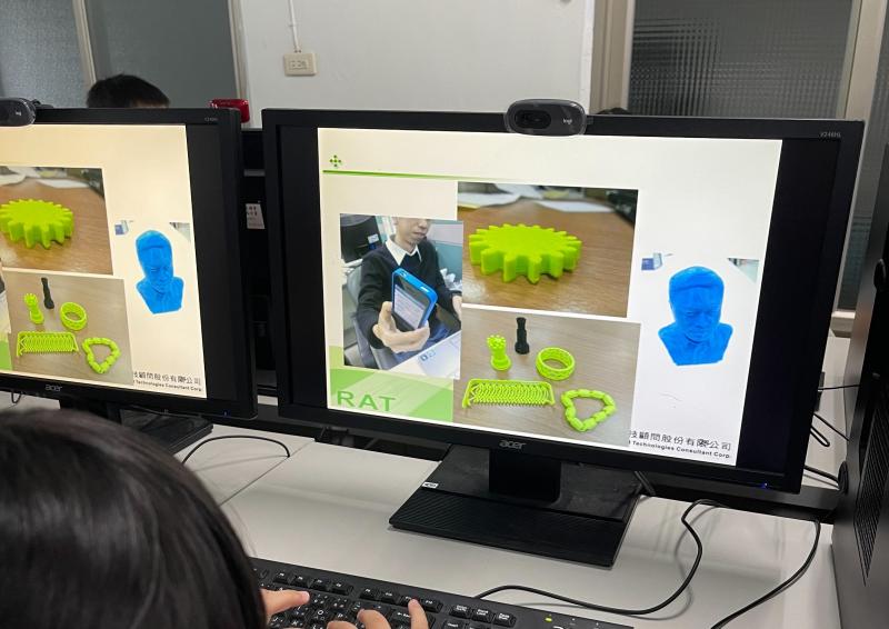 課程中，學員認真聽講，並且跟著講師步驟完成課程操作。