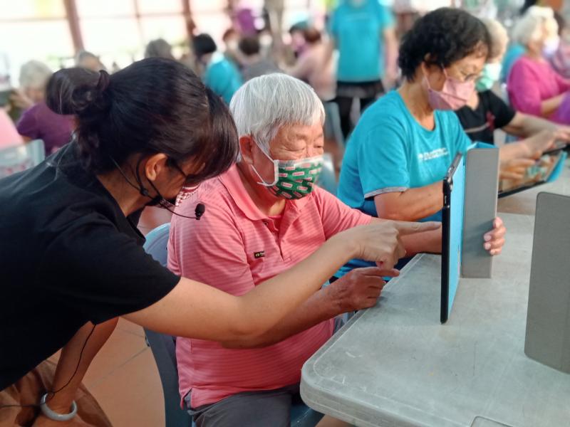 講師教學員玩平板益智遊戲