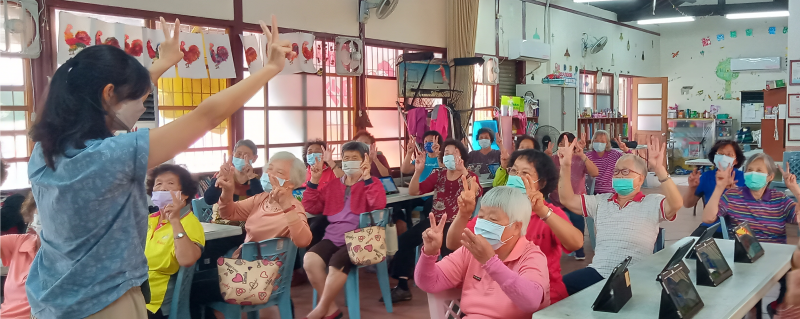 講師帶學員一起運動