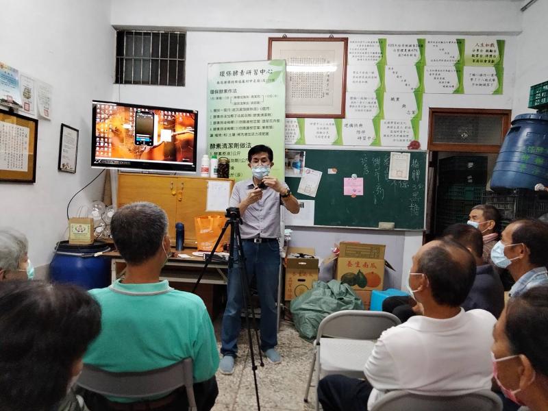 講師與銀髮學員分享如何透過網路與數位工具進行網路行銷