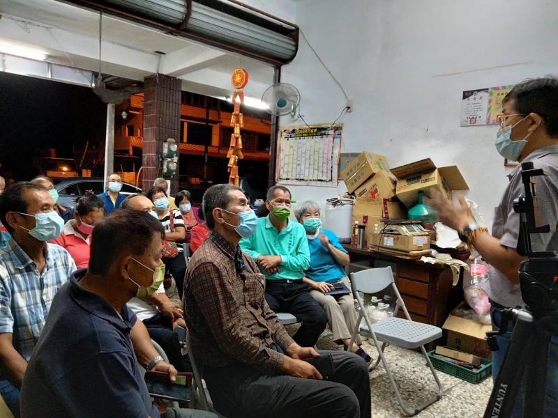 講師與學員分享網路行銷於現今世代的重要性