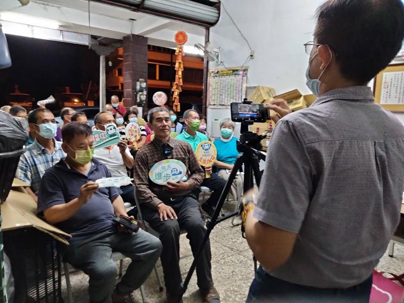 講師教導學員一步步透過數位工具如何進行直播拍攝練習