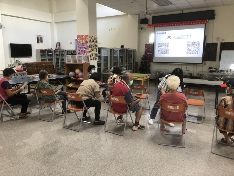 先將課程要使用的影音剪輯軟體下載下來，再來認識軟體操作方式、練習剪輯社區踏查時，採訪的影片內容。