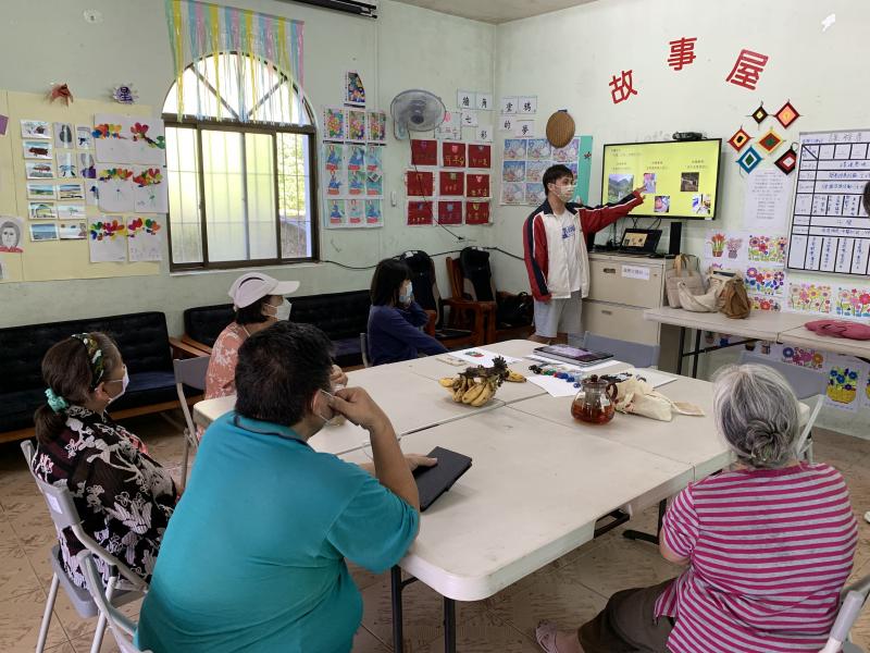 老師說明DOC年度攝影競賽介紹攝影成果