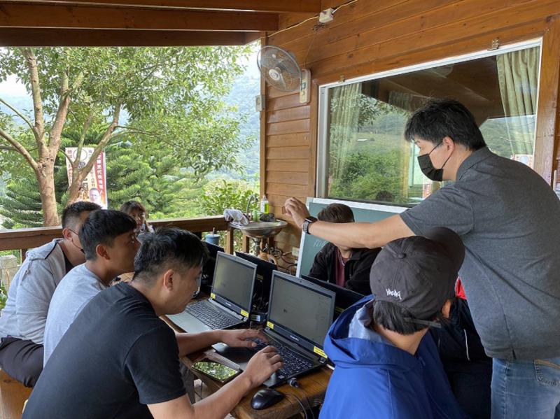 老師的教學非常認真.學員們也都獲益良多喔.