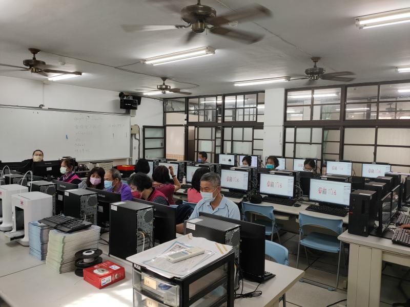 講解設計概念如何設計文字字體與QR碼