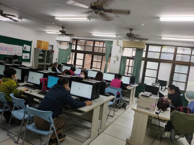 用軟體設計圖稿擺放的式樣